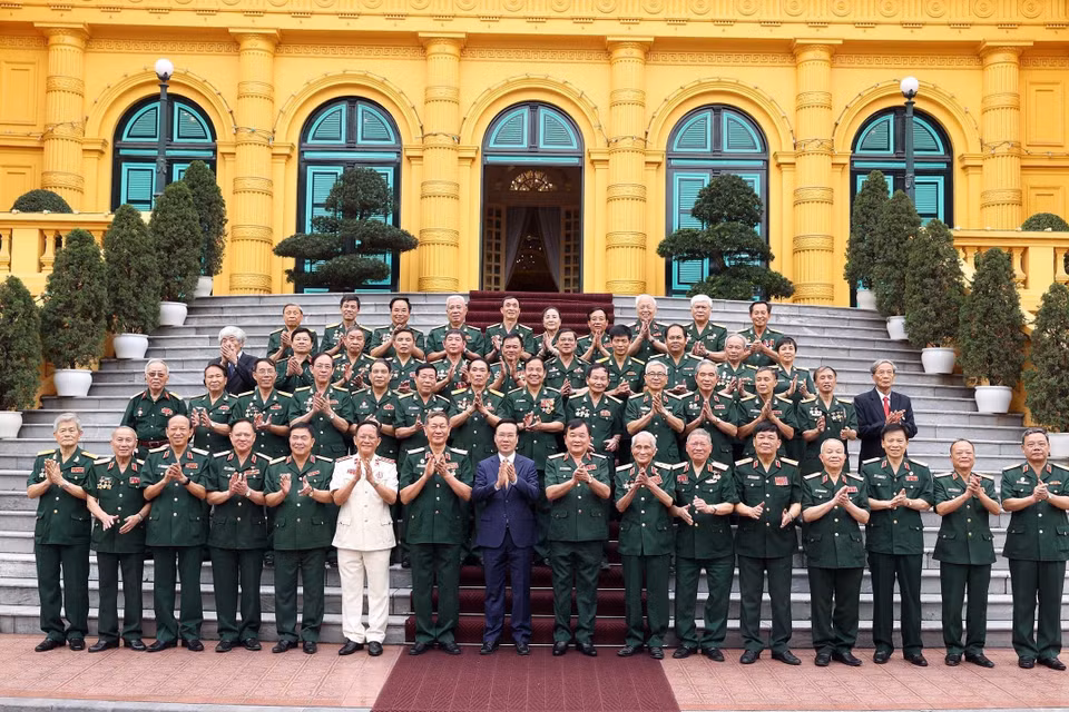 Chủ tịch nước Võ Văn Thưởng gặp mặt thân mật Ban Liên lạc Mặt trận Tây Nguyên, B3, Quân đoàn 3. (Ảnh: Thống Nhất/TTXVN)