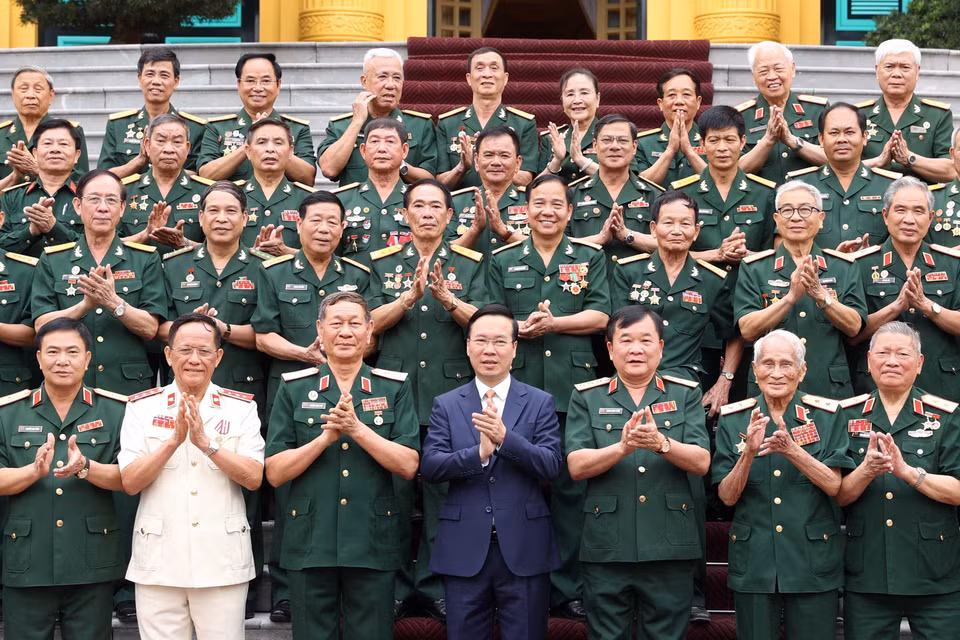 Chủ tịch nước Võ Văn Thưởng gặp mặt thân mật Ban Liên lạc Mặt trận Tây Nguyên, B3, Quân đoàn 3. (Ảnh: Thống Nhất/TTXVN)
