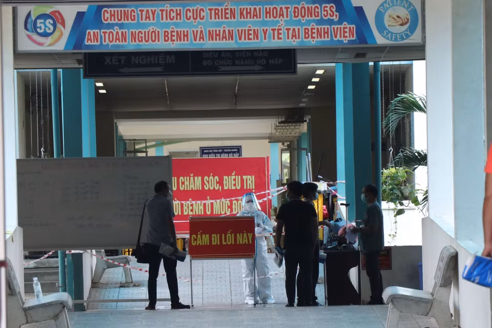 Bên trong có khu vực cách ly vòng 2, là nơi trực tiếp điều trị cho các bệnh nhân COVID-19. (Ảnh: Quốc Dũng/TTXVN)