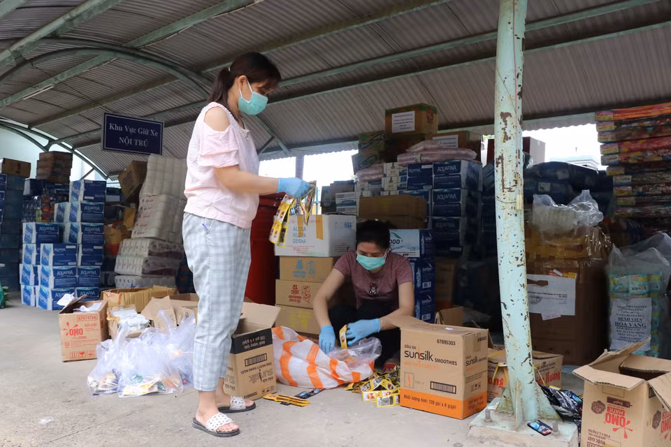 Các điều dưỡng của Trung tâm y tế huyện Hòa Vang có thêm nhiệm vụ phân chia đồ dùng, nhu yếu phẩm. (Ảnh: Quốc Dũng/TTXVN)