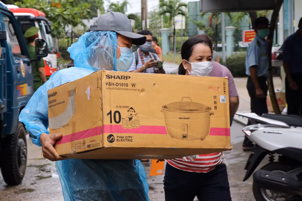 Số lượng lớn hàng hóa, vật dụng, lương thực, thực phẩm được tiếp tế liên tục cho bện viện dã chiến. (Ảnh: Quốc Dũng/TTXVN)