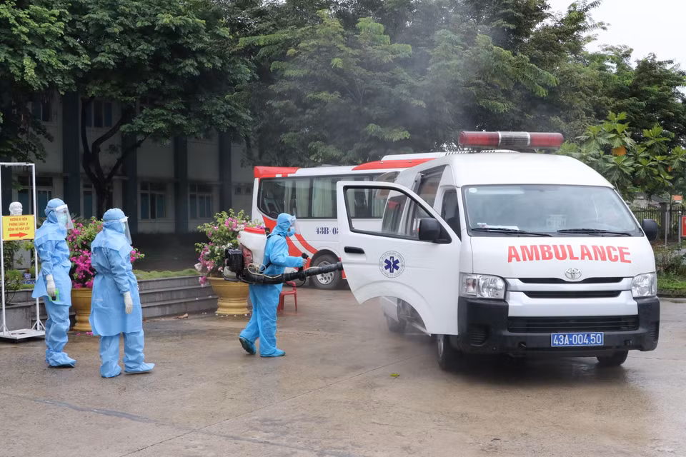 Công tác khử khuẩn được thực hiện nghiêm ngặt đối với tất cả các phương tiện đi ra và đi vào khu vực. (Ảnh: Quốc Dũng/TTXVN)