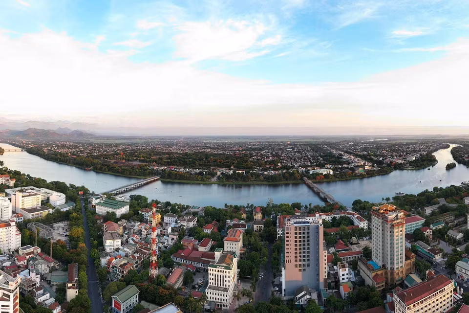 Thành phố Huế - thủ phủ của tỉnh Thừa Thiên-Huế có sức hút lớn đối với các dòng khách du lịch văn hóa, du lịch trở về cội nguồn, du lịch sinh thái và các loại du lịch đặc sắc khác của cả nước. (Ảnh: Hồ Cầu/TTXVN)