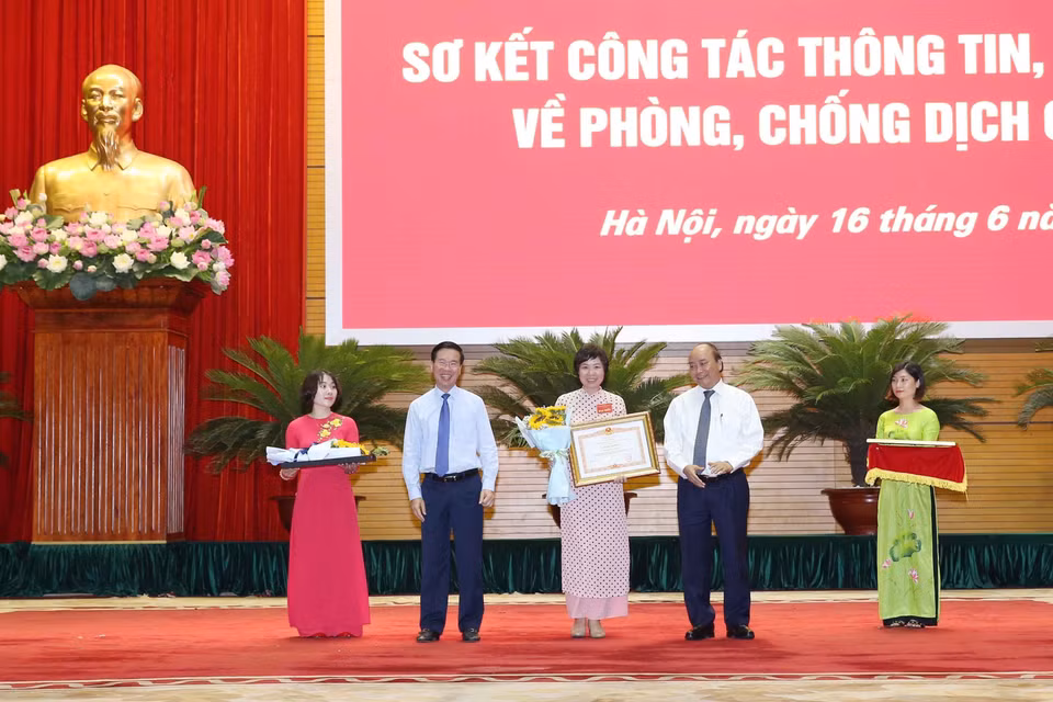 Thủ tướng Nguyễn Xuân Phúc và ông Võ Văn Thưởng, Ủy viên Bộ Chính trị, Bí thư Trung ương Đảng, Trưởng Ban Tuyên giáo Trung ương tặng Bằng khen của Thủ tướng Chính phủ cho Thông tấn xã Việt Nam. (Ảnh: Phương Hoa/TTXVN)