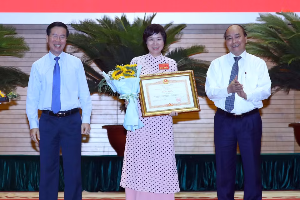 Thủ tướng Nguyễn Xuân Phúc và ông Võ Văn Thưởng, Ủy viên Bộ Chính trị, Bí thư Trung ương Đảng, Trưởng Ban Tuyên giáo Trung ương tặng Bằng khen của Thủ tướng Chính phủ cho Thông tấn xã Việt Nam. (Ảnh: Thống Nhất/TTXVN)
