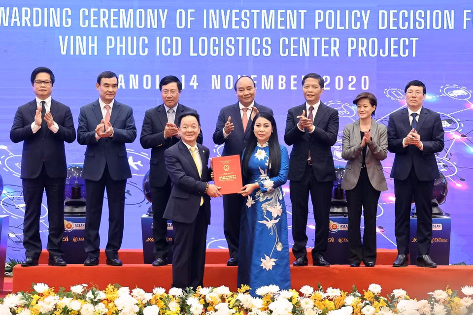 Thủ tướng Nguyễn Xuân Phúc, Chủ tịch ASEAN 2020 và Thủ tướng Singapore Lý Hiển Long cùng các đại biểu chứng kiến Lễ trao Quyết định chủ trương đầu tư dự án Logistics ICD Vĩnh Phúc giữa bà Hoàng Thị Thuý Lan, Bí thư tỉnh ủy Vĩnh Phúc cho ông Đỗ Quang Hiển, Chủ tịch Hội đồng quản trị, kiêm Tổng giám đốc T&amp;T. (Ảnh: Thống Nhất/TTXVN)