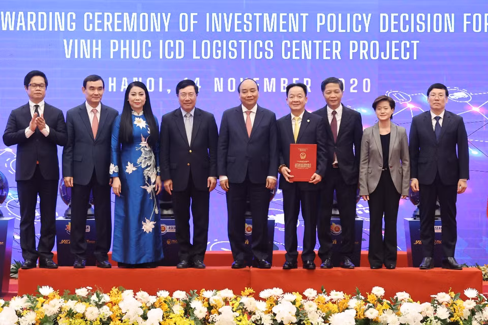 Thủ tướng Nguyễn Xuân Phúc, Chủ tịch ASEAN 2020 và Thủ tướng Singapore Lý Hiển Long cùng các đại biểu chứng kiến Lễ trao Quyết định chủ trương đầu tư dự án Logistics ICD Vĩnh Phúc giữa bà Hoàng Thị Thuý Lan, Bí thư tỉnh ủy Vĩnh Phúc cho ông Đỗ Quang Hiển, Chủ tịch Hội đồng quản trị, kiêm Tổng giám đốc T&amp;T. (Ảnh: Thống Nhất/TTXVN)