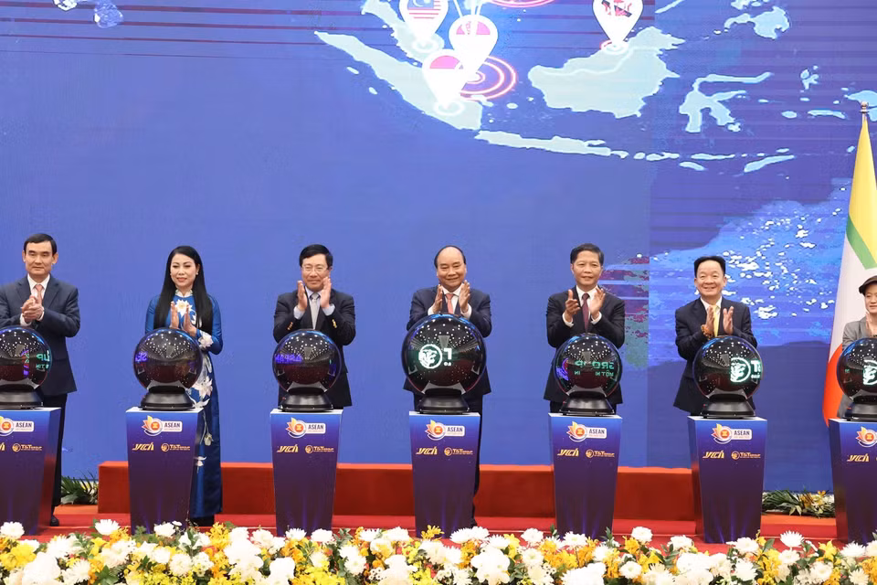 Thủ tướng Nguyễn Xuân Phúc, Chủ tịch ASEAN 2020 và các đại biểu thực hiện nghi thức khởi động Mạng lưới Logistics thông minh ASEAN – ASLN tại điểm cầu Hà Nội. (Ảnh: Thống Nhất/TTXVN)