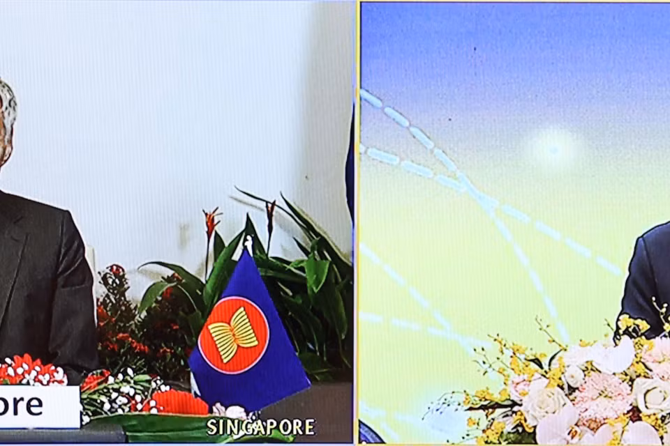 Thủ tướng Nguyễn Xuân Phúc và Thủ tướng Singapore Lý Hiển Long dự Lễ khởi động Mạng lưới Logistics thông minh ASEAN - ASLN theo hình thức trực tuyến. (Ảnh: Thống Nhất/TTXVN)
