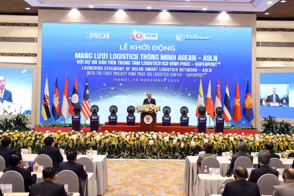 Thủ tướng Nguyễn Xuân Phúc, Chủ tịch ASEAN 2020, phát biểu tại Lễ khởi động Mạng lưới Logistics thông minh ASEAN - ASLN tại điểm cầu Hà Nội. (Ảnh: Thống Nhất/TTXVN)