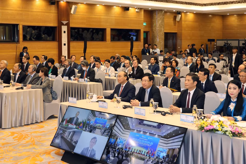 Thủ tướng Nguyễn Xuân Phúc, Chủ tịch ASEAN 2020 và các đại biểu dự Lễ khởi động tại điểm cầu Hà Nội. (Ảnh: Thống Nhất/TTXVN)
