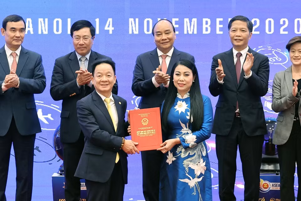 Thủ tướng Nguyễn Xuân Phúc, Chủ tịch ASEAN 2020 và Thủ tướng Singapore Lý Hiển Long cùng các đại biểu chứng kiến Lễ trao Quyết định chủ trương đầu tư dự án Logistics ICD Vĩnh Phúc giữa bà Hoàng Thị Thuý Lan, Bí thư tỉnh ủy Vĩnh Phúc cho ông Đỗ Quang Hiển, Chủ tịch Hội đồng quản trị, kiêm Tổng giám đốc T&amp;T. (Ảnh: Thống Nhất/TTXVN)