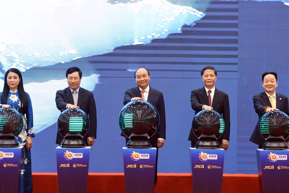 Thủ tướng Nguyễn Xuân Phúc, Chủ tịch ASEAN 2020 và các đại biểu thực hiện nghi thức khởi động Mạng lưới Logistics thông minh ASEAN – ASLN tại điểm cầu Hà Nội. (Ảnh: Thống Nhất/TTXVN)