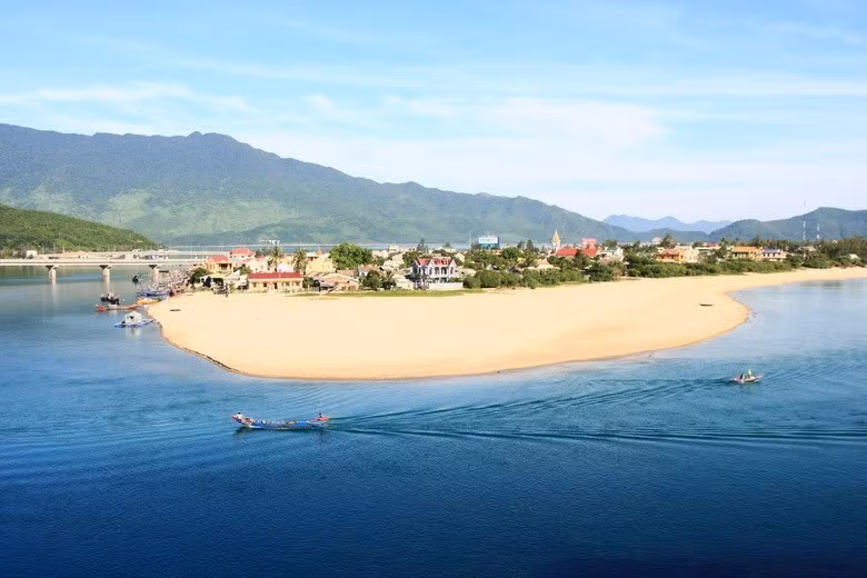 Bên cạnh cố đô Huế, tỉnh Thừa Thiên-Huế còn có những bãi biển đẹp, khu nghỉ dưỡng chữa bệnh sang trọng, các khu du lịch sinh thái,… là những điểm đến hấp dẫn của du khách trong và ngoài nước. Trong ảnh: Vịnh Lăng Cô thuộc huyện Phú Lộc, nằm dưới chân đèo Bắc Hải Vân với bãi biển dài 10km, cát trắng mịn thoai thoải, độ sâu trung bình dưới 1m. (Ảnh: Huy Hùng/TTXVN)