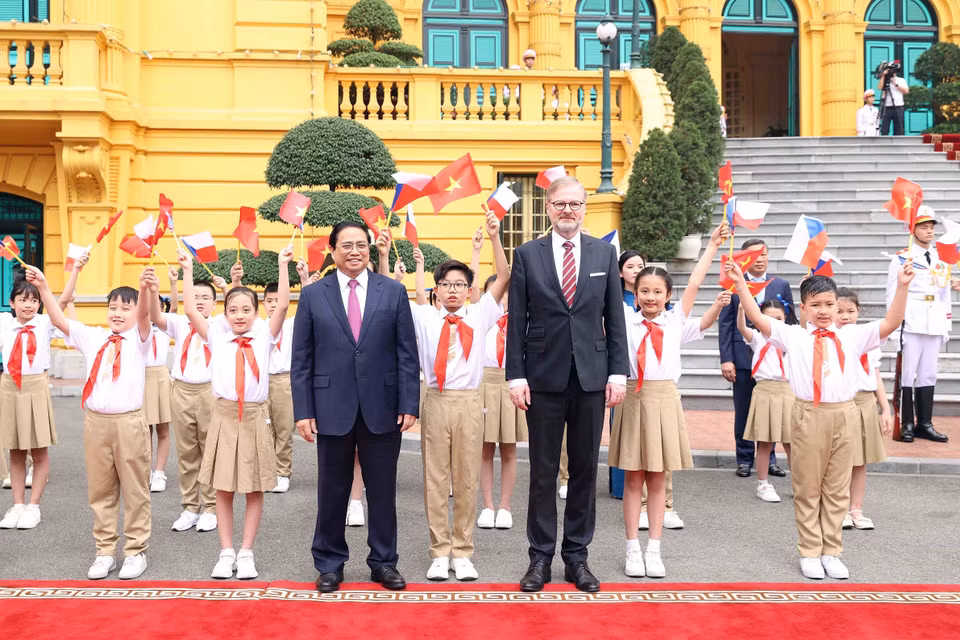 Thủ tướng Phạm Minh Chính và Thủ tướng nước Cộng hòa Séc Petr Fiala với Thiếu nhi thủ đô tại lễ đón. (Ảnh: Dương Giang/TTXVN)