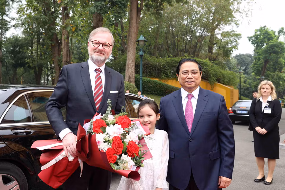 Thiếu nhi thủ đô tặng hoa chào mừng Thủ tướng nước Cộng hòa Séc Petr Fiala. (Ảnh: Dương Giang/TTXVN)