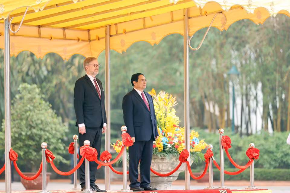 Thủ tướng Phạm Minh Chính và Thủ tướng nước Cộng hòa Séc Petr Fiala nghe quân nhạc cử Quốc thiều hai nước. (Ảnh: Dương Giang/TTXVN)