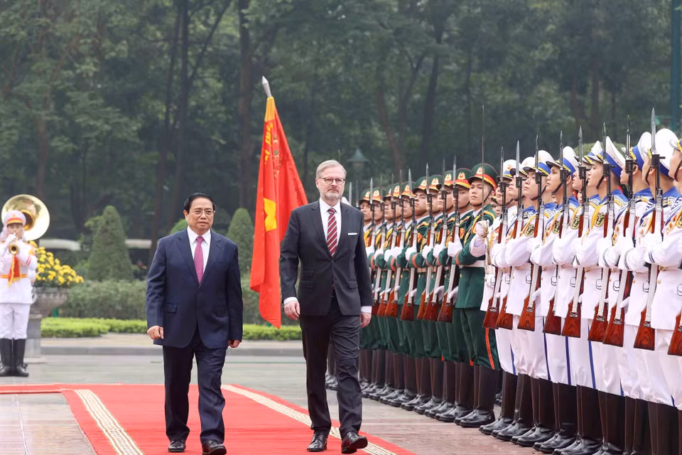 Thủ tướng Phạm Minh Chính và Thủ tướng nước Cộng hòa Séc Petr Fiala duyệt Đội danh dự Quân đội Nhân dân Việt Nam. (Ảnh: Dương Giang/TTXVN)