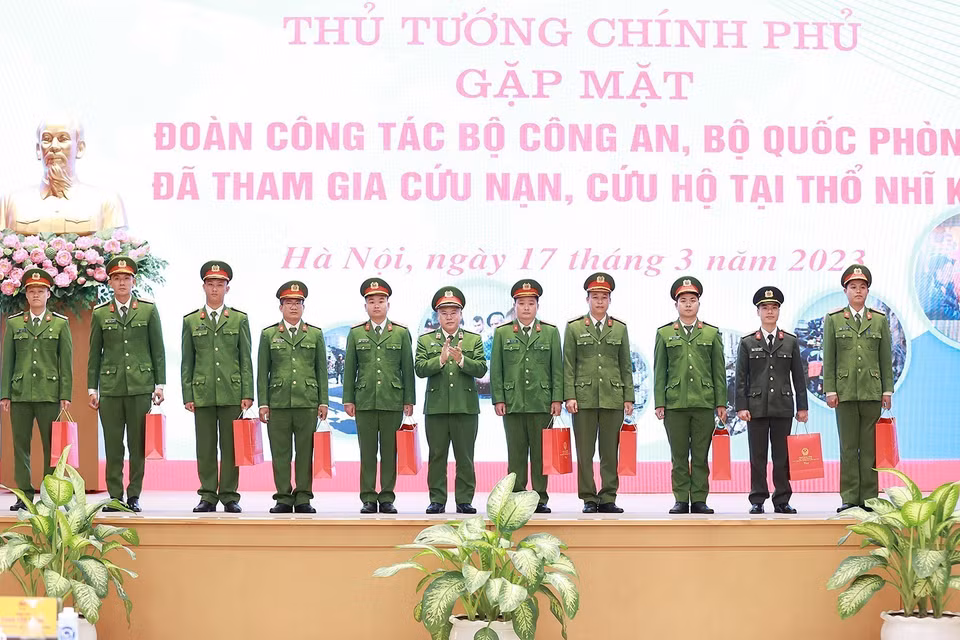 Thứ trưởng Bộ Công an Nguyễn Văn Long tặng quà cho các cá nhân. (Ảnh: Dương Giang/TTXVN)