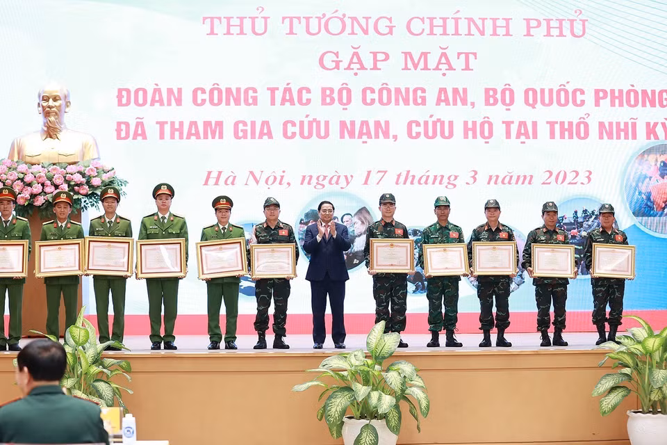 Thủ tướng Phạm Minh Chính trao Bằng khen tặng các cá nhân hoàn thành xuất sắc nhiệm vụ cứu hộ, cứu nạn tham gia khắc phục hậu quả thảm hoạ động đất tại Thổ Nhĩ Kỳ. (Ảnh: Dương Giang/TTXVN)