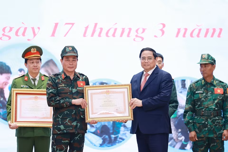 Thủ tướng Phạm Minh Chính trao Bằng khen tặng các tập thể hoàn thành xuất sắc nhiệm vụ cứu hộ, cứu nạn tham gia khắc phục hậu quả thảm hoạ động đất tại Thổ Nhĩ Kỳ. (Ảnh: Dương Giang/TTXVN)