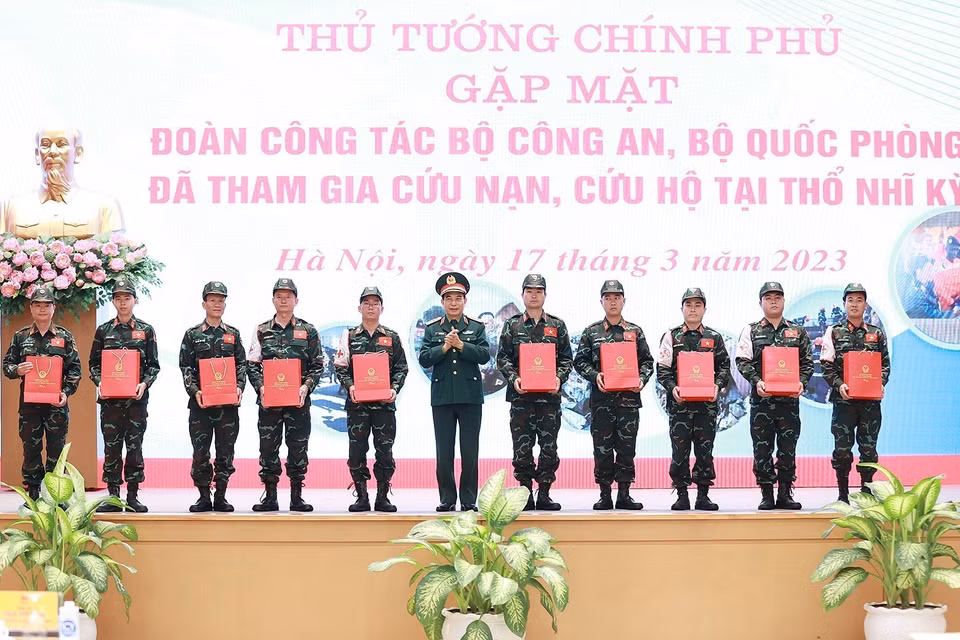 Đại tướng Phan Văn Giang, Bộ trưởng Bộ Quốc phòng tặng quà cho các cá nhân. (Ảnh: Dương Giang/TTXVN)