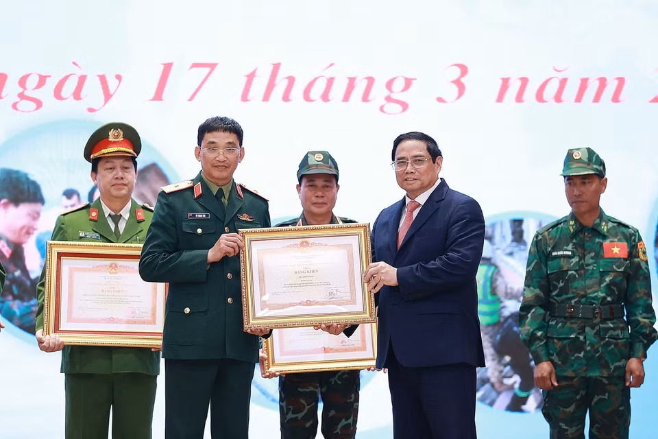 Thủ tướng Phạm Minh Chính trao Bằng khen tặng các tập thể hoàn thành xuất sắc nhiệm vụ cứu hộ, cứu nạn tham gia khắc phục hậu quả thảm hoạ động đất tại Thổ Nhĩ Kỳ. (Ảnh: Dương Giang/TTXVN)