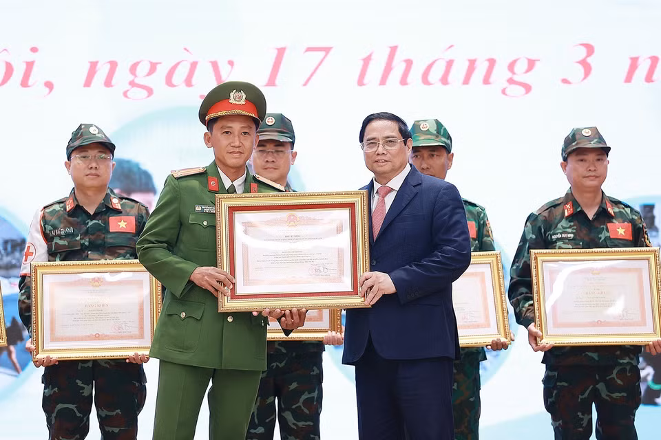 Thủ tướng Phạm Minh Chính trao Bằng khen tặng các cá nhân hoàn thành xuất sắc nhiệm vụ cứu hộ, cứu nạn tham gia khắc phục hậu quả thảm hoạ động đất tại Thổ Nhĩ Kỳ. (Ảnh: Dương Giang/TTXVN)