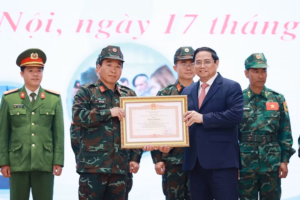 Thủ tướng Phạm Minh Chính trao Bằng khen tặng các cá nhân hoàn thành xuất sắc nhiệm vụ cứu hộ, cứu nạn tham gia khắc phục hậu quả thảm hoạ động đất tại Thổ Nhĩ Kỳ. (Ảnh: Dương Giang/TTXVN)