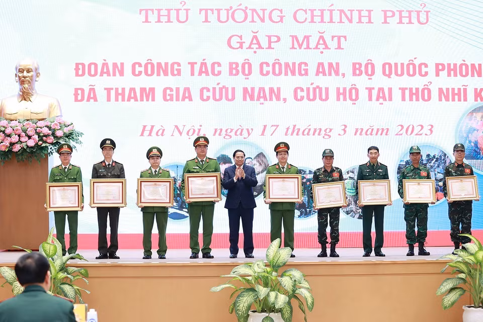 Thủ tướng Phạm Minh Chính trao Bằng khen tặng các tập thể hoàn thành xuất sắc nhiệm vụ cứu hộ, cứu nạn tham gia khắc phục hậu quả thảm hoạ động đất tại Thổ Nhĩ Kỳ. (Ảnh: Dương Giang/TTXVN)