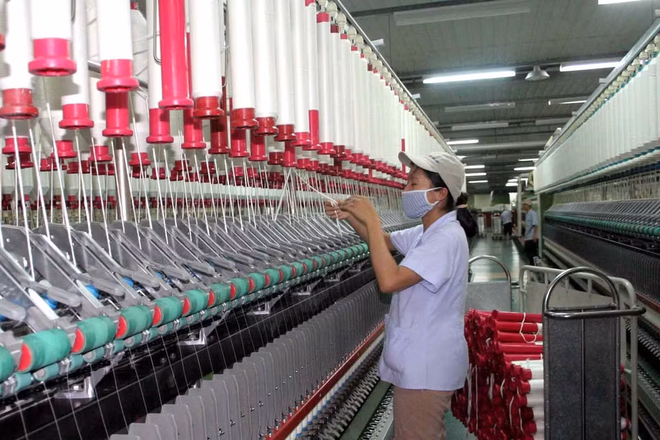 Công nhân làm việc tại nhà máy sợi Huế thuộc Công ty Cổ phần Dệt may Huế (Thừa Thiên-Huế). (Ảnh: Quốc Việt/TTXVN)