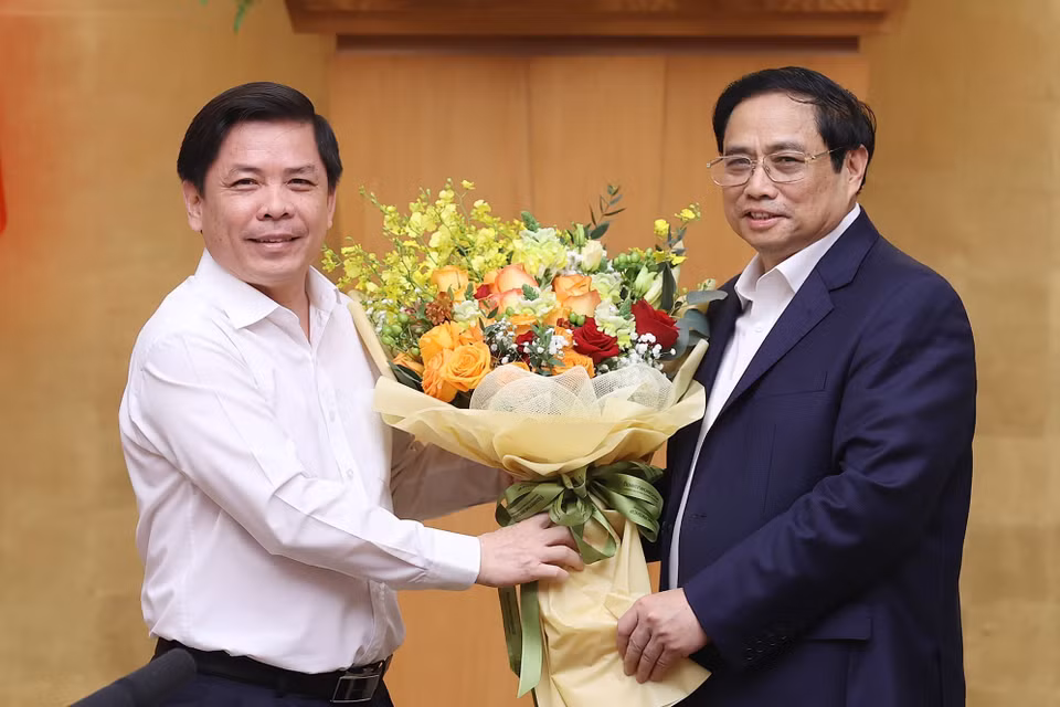 Thủ tướng Phạm Minh Chính tặng hoa chúc mừng ông Nguyễn Văn Thể nhận nhiệm vụ Bí thư Đảng ủy Khối các Cơ quan Trung ương. Ảnh: Dương Giang-TTXVN