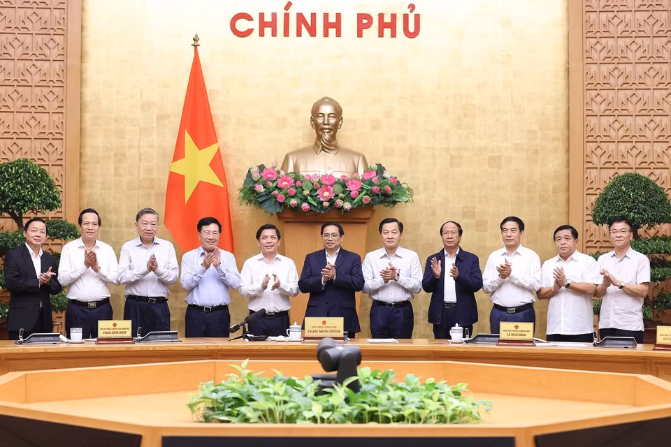 Thủ tướng Phạm Minh Chính và các thành viên Chính phủ chúc mừng ông Nguyễn Văn Thể nhận nhiệm vụ Bí thư Đảng ủy Khối các Cơ quan Trung ương. (Ảnh: Dương Giang/TTXVN)
