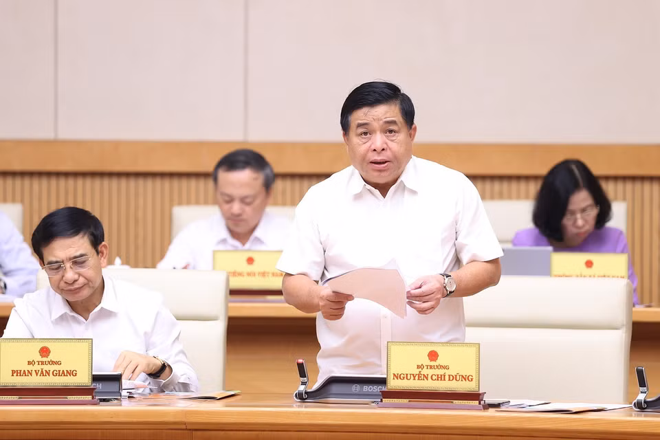 Bộ trưởng Bộ Kế hoạch và Đầu tư Nguyễn Chí Dũng báo cáo tình hình kinh tế-xã hội tháng 10. (Ảnh: Dương Giang/TTXVN)