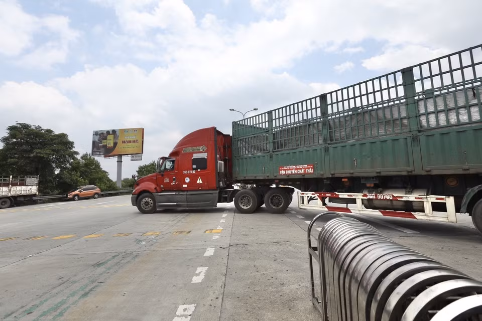 Lực lượng chức năng hướng dẫn các phương tiện quay đầu tại trạm thu phí Pháp Vân-Cầu Giẽ khi thực hiện Chỉ thị 17 của UBND thành phố. (Ảnh: Minh Quyết/TTXVN)