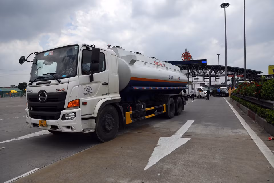 Chỉ các xe công vụ, xe luồng xanh, xe thư báo và xe phục vụ chống dịch được đi qua. (Ảnh: Huy Hùng/TTXVN)