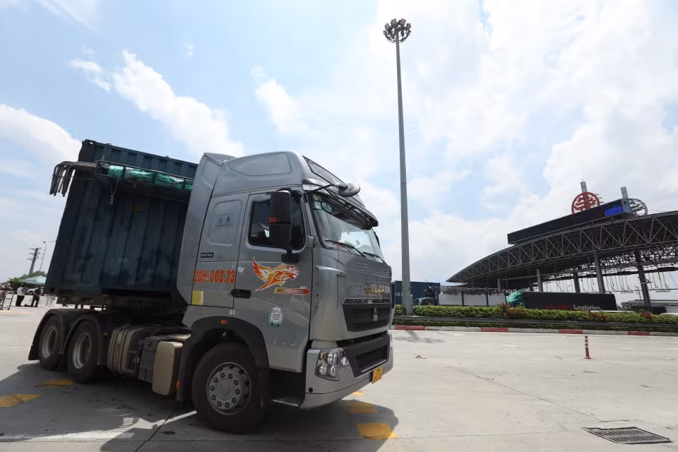 Ôtô quay đầu khi không được vào Thủ đô trong ngày đầu tiên thực hiện Chỉ thị 17 của UBND thành phố. (Ảnh: Minh Quyết/TTXVN)
