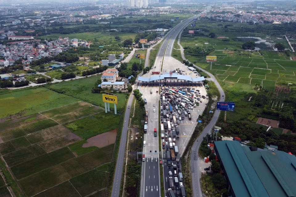 Ôtô xếp hàng dài cả km tại khu vực trước trạm thu phí Pháp Vân-Cầu Giẽ. (Ảnh: Huy Hùng/TTXVN)
