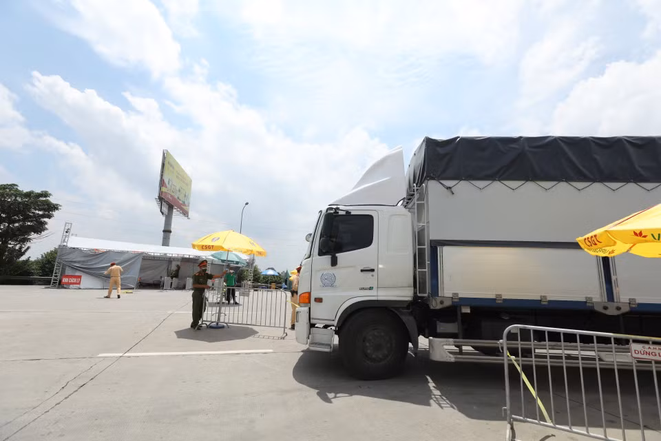 Các xe chở hàng thiết yếu nếu đủ điều kiện sẽ được qua chốt. (Ảnh: Minh Quyết/TTXVN)