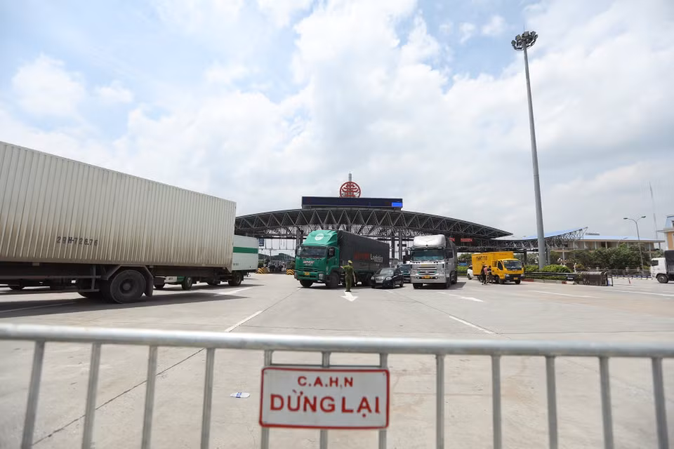 Tại chốt kiểm soát Pháp Vân-Cầu Giẽ, lực lượng chức năng dựng hàng rào kiểm soát phượng tiện trong ngày đầu thực hiện Chỉ thị 17 của UBND thành phố. (Ảnh: Minh Quyết/TTXVN)