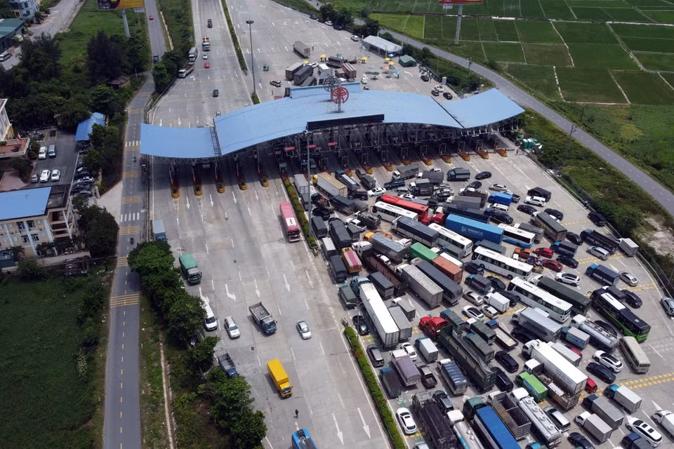 Theo yêu cầu, các xe không thuộc diện vào thành phố được yêu cầu quay đầu ngay, không để dừng đỗ quá lâu gây ùn tắc. (Ảnh: Huy Hùng/TTXVN)