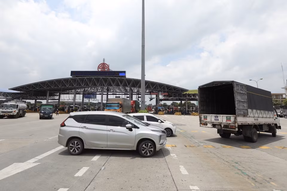 Lực lượng chức năng hướng dẫn các phương tiện quay đầu tại trạm thu phí Pháp Vân-Cầu Giẽ khi thực hiện Chỉ thị 17 của UBND thành phố. (Ảnh: Minh Quyết/TTXVN)