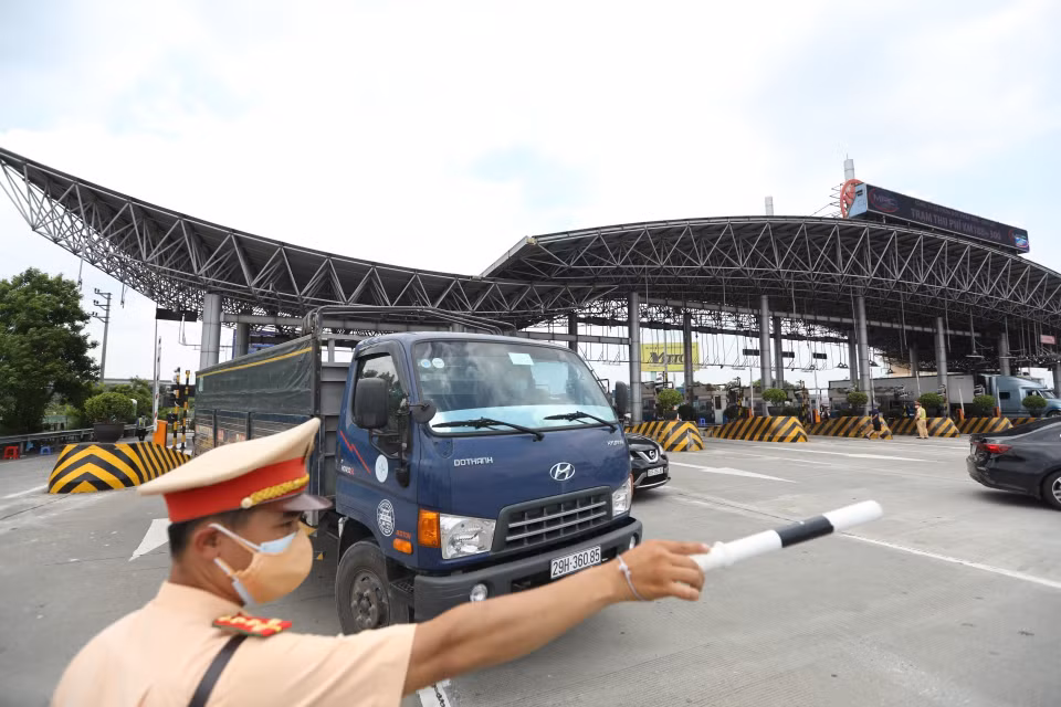 Lực lượng chức năng hướng dẫn các phương tiện quay đầu khi thực hiện Chỉ thị 17/CT-UBND của UBND thành phố. (Ảnh: Minh Quyết/TTXVN)