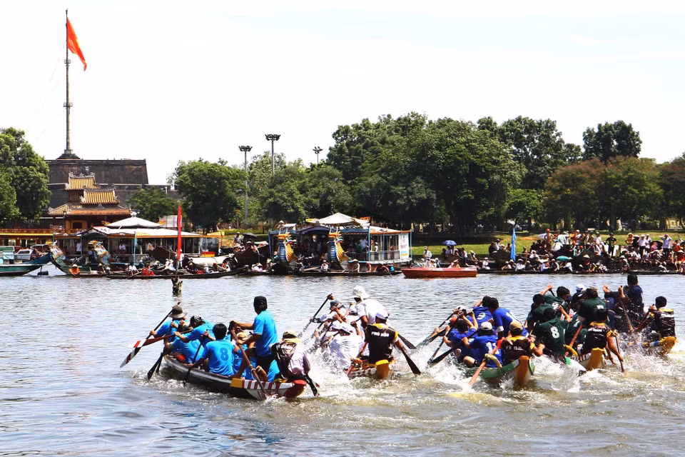 Đua thuyền trên sông Hương, thành phố Huế trong khuôn khổ Festival nghề truyền thống Huế 2009. (Ảnh: Đình Huệ/TTXVN)