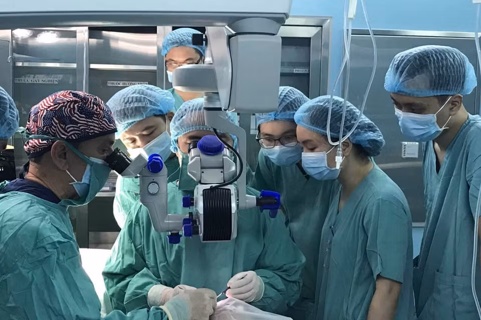 Bệnh viện Trung ương Huế là một trong những đơn vị dẫn đầu cả nước về số lượng dịch vụ kỹ thuật được áp dụng trong khám, chữa bệnh của tất cả các chuyên khoa. Hằng năm, hàng trăm kỹ thuật mới được cập nhật và triển khai thực hiện, việc điều trị thành công những ca bệnh khó luôn đạt tỷ lệ cao trong cả nước. Đặc biệt trong những năm gần đây, Bệnh viện liên tiếp có nhiều đột phá trong các lĩnh vực điều trị kỹ thuật cao, chuyên sâu. (Ảnh: Hồ Cầu/TTXVN)