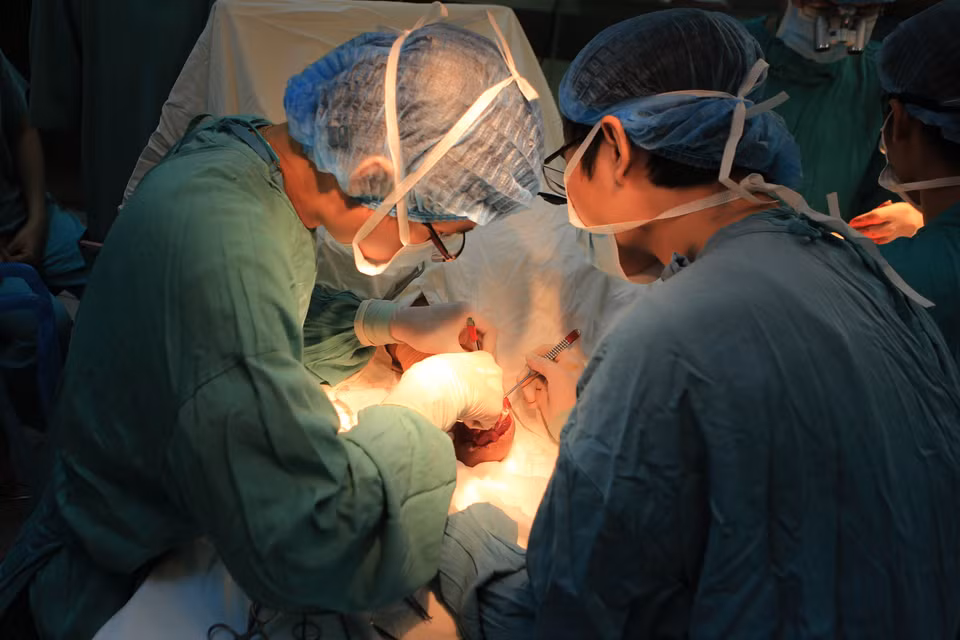 Bệnh viện Trung ương Huế là một trong những đơn vị dẫn đầu cả nước về số lượng dịch vụ kỹ thuật được áp dụng trong khám, chữa bệnh của tất cả các chuyên khoa. Đặc biệt trong những năm gần đây, Bệnh viện liên tiếp có nhiều đột phá trong các lĩnh vực điều trị kỹ thuật cao, chuyên sâu. Trong ảnh: Ca phẫu thuật vi phẫu bằng ứng dụng camera 3D phóng đại tại trung tâm chấn thương chỉnh hình Bệnh viện Trung ương Huế. (Ảnh: Hồ Cầu/TTXVN)