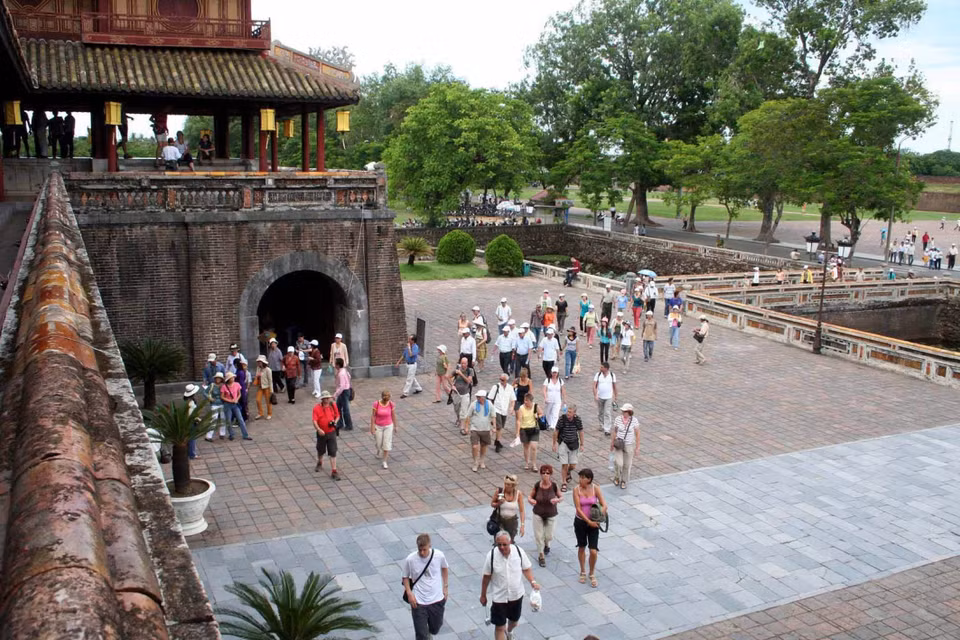 Thừa Thiên-Huế có nhiều điểm tham quan thu hút du khách, trong đó nổi bật nhất là cố đô Huế với hệ thống di tích, di sản triều Nguyễn, các đền, chùa, lăng tẩm...Trong ảnh: Khách du lịch tham quan Đại Nội-Huế. (Ảnh: Quốc Việt/ TTXVN)