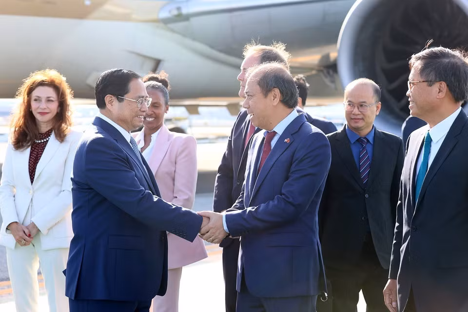 Đại sứ Việt Nam tại Hoa Kỳ Nguyễn Quốc Dũng đón Thủ tướng Phạm Minh Chính tại San Francisco. (Ảnh: Dương Giang/TTXVN)