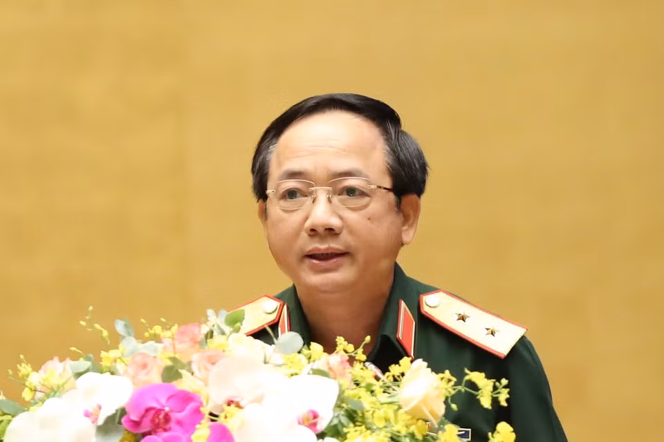 Trung tướng Trịnh Văn Quyết, Phó Chủ nhiệm Tổng cục Chính trị Quân đội Nhân dân Việt Nam, trình bày tham luận tại hội nghị. (Ảnh: Phương Hoa/TTXVN)