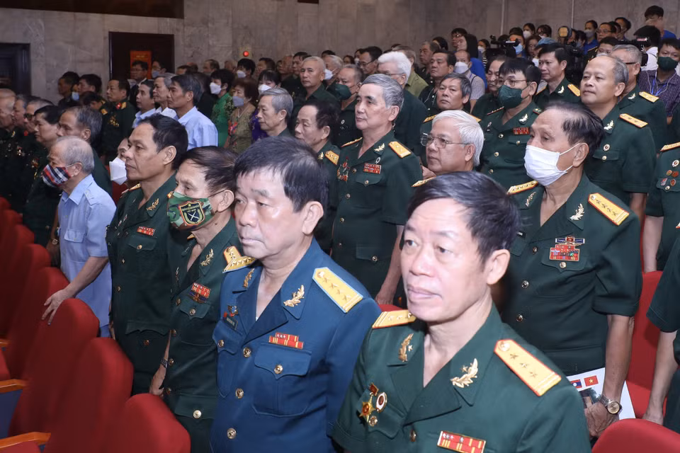 Các cựu chiến binh, quân tình nguyện, chuyên gia Việt Nam từng chiến đấu và công tác tại Lào dự lễ kỷ niệm. (Ảnh: Lâm Khánh/TTXVN)